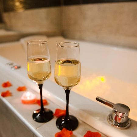 La Suite Romantique Avec Jacuzzi Au Coeur De Perpignan Luaran gambar