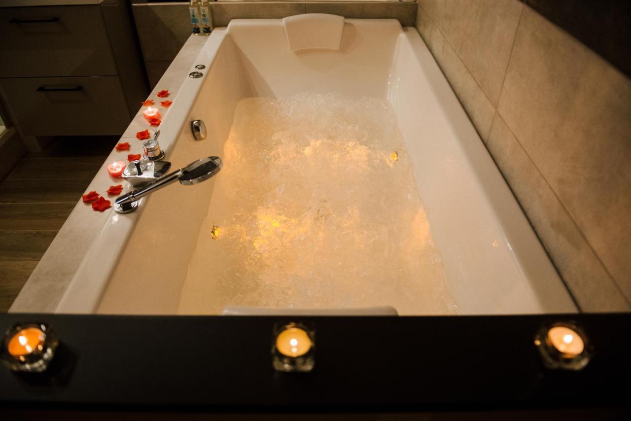La Suite Romantique Avec Jacuzzi Au Coeur De Perpignan Luaran gambar