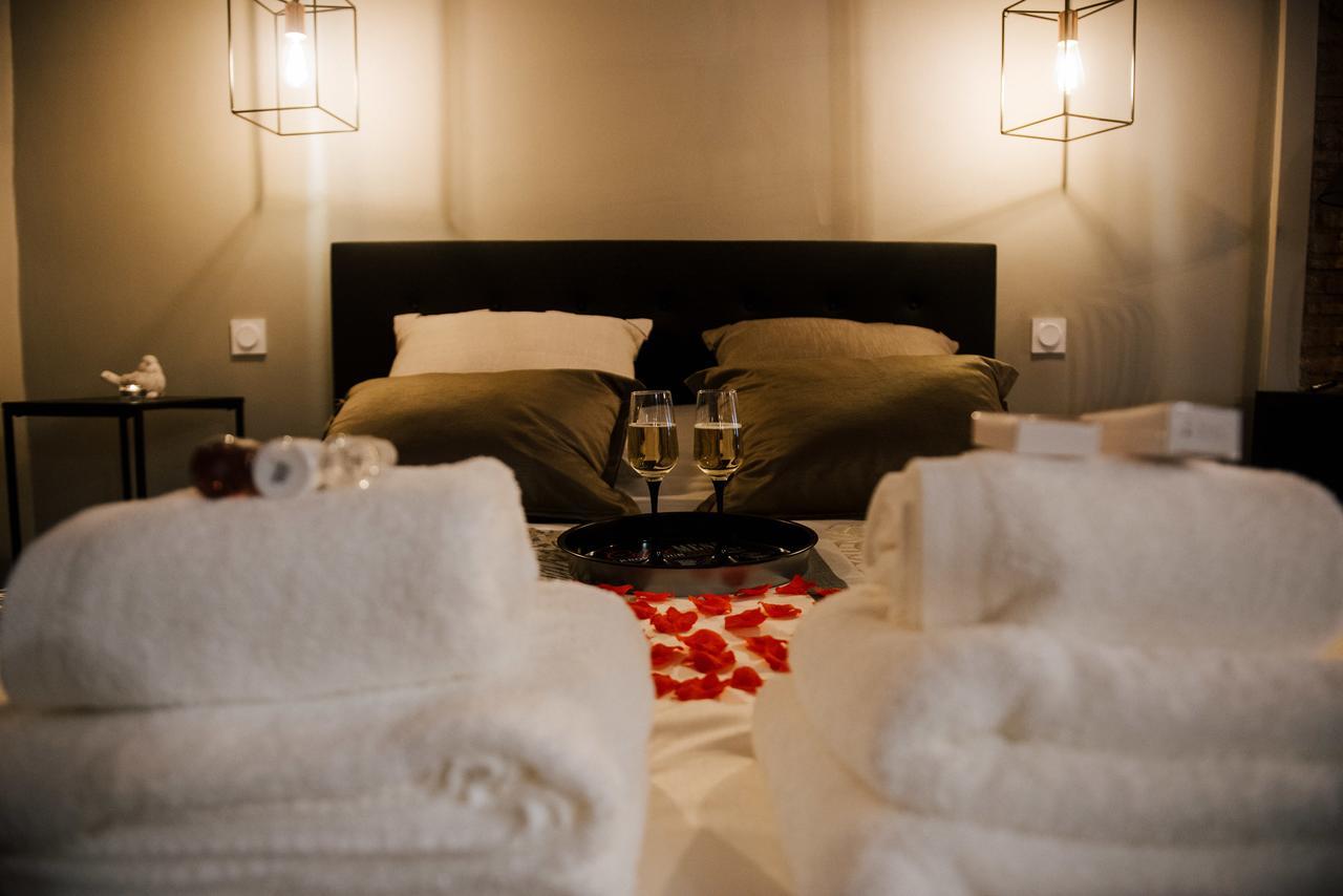 La Suite Romantique Avec Jacuzzi Au Coeur De Perpignan Luaran gambar