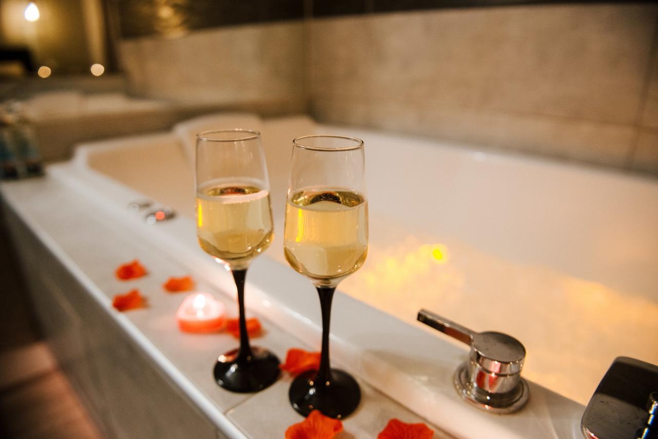 La Suite Romantique Avec Jacuzzi Au Coeur De Perpignan Luaran gambar