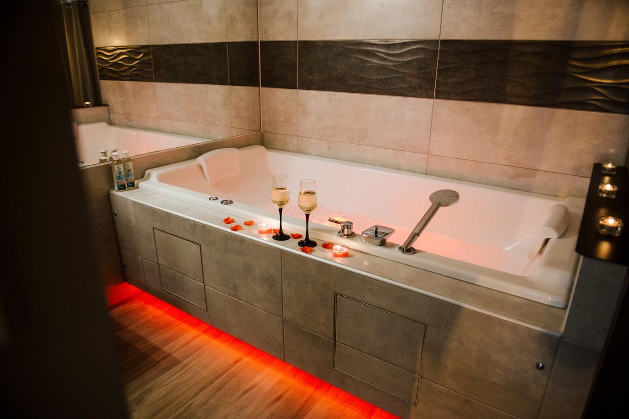 La Suite Romantique Avec Jacuzzi Au Coeur De Perpignan Luaran gambar