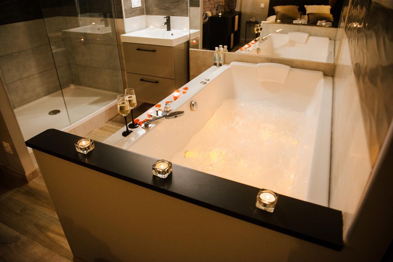 La Suite Romantique Avec Jacuzzi Au Coeur De Perpignan Luaran gambar