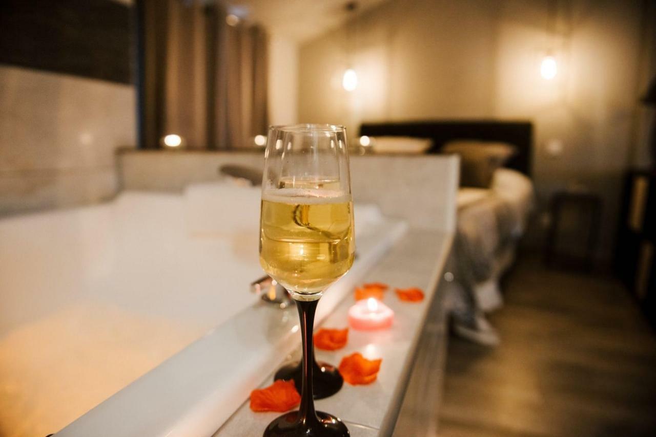 La Suite Romantique Avec Jacuzzi Au Coeur De Perpignan Luaran gambar